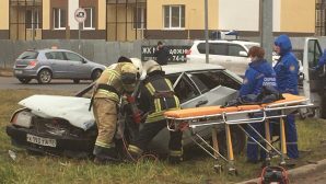 Жуткое ДТП в Сосновом Бору: водителя зажало в машине