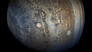Зонд NASA Juno сделал новые снимки бурь на Юпитере