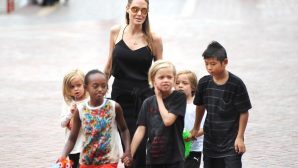 Анджелина Джоли учит своих детей русскому языку