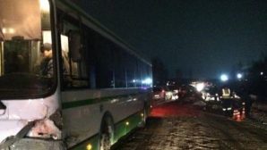Автоледи на Toyota Wish протаранила автобус под Ангарском, погибли двое