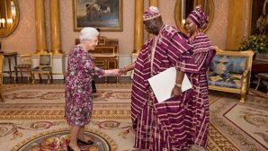 Елизавета II выбрала кричащий образ для встречи в африканцами