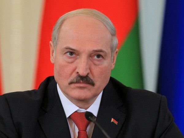 Лукашенко готов «сдувать пыль» с чиновников