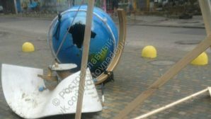 На площади Дружинников в Ростове-на-Дону? вандалы разбили глобус