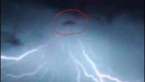 На видео попали 4 НЛО, заряжающееся от грозы в Австралии