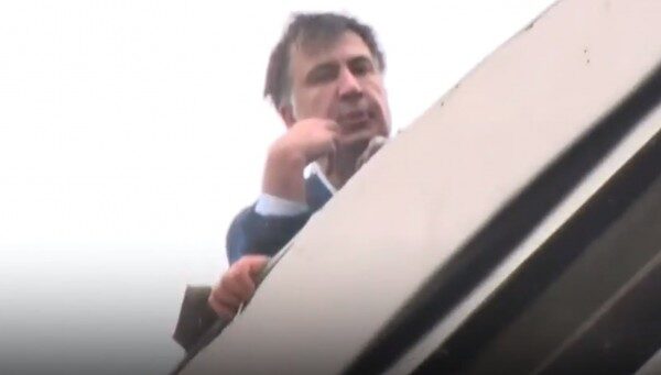 Опубликовано видео с Саакашвили, угрожающим спрыгнуть с крыши