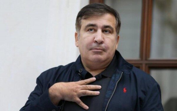 Саакашвили грозит спрыгнуть с крыши в связи с обыском в его доме