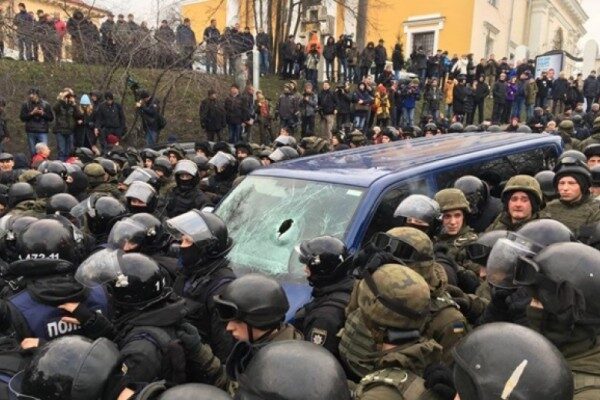 Сторонники Саакашвили освободили его из авто СБУ в центре Киева