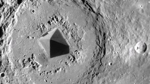 Учёные: на Луне находится шестигранная пирамида