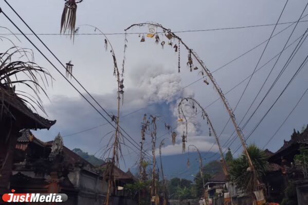 Удивительные селфи на фоне извергающегося вулкана на Бали