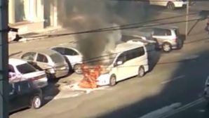 В центре Благовещенска у «Бенеттона» загорелся микроавтобус