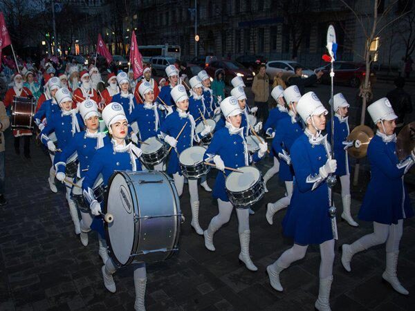 В Ростове прошёл парад снегурочек