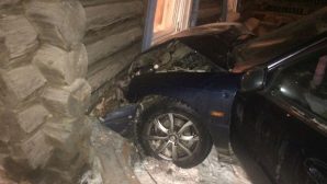 В Томске пьяная автоледи протаранила стену жилого дома