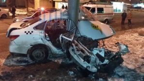 В Воронеже такси «обняло» столб — таксист погиб, пассажир в больнице