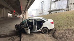22-летний водитель «Лады» пострадал, врезавшись в опору моста в Ростове