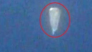 Очевидцы заметили на Аляске странный НЛО в форме презерватива