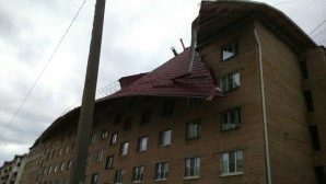 Ростов: ветер сорвал крышу с новостройки в Ленинском районе
