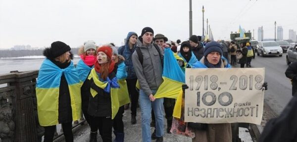В Киеве на мосту Патона устроили «живую цепь Соборности»