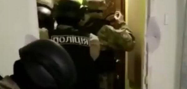 В Одессе нетрезвый мужчина стрелял по прохожим из окна