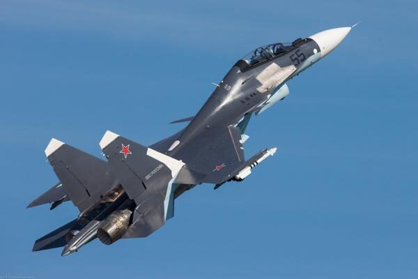 В Ростовской области на трассе приземлились боевые самолеты