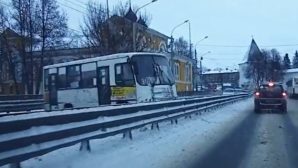 В Ярославле маршрутный автобус врезался в отбойник?