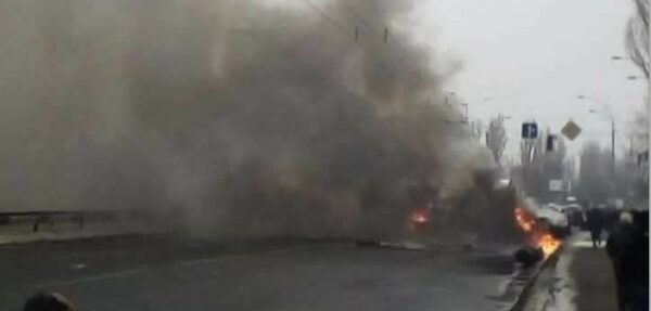 Видео: В Киеве столкнулись и загорелись маршрутка и фура