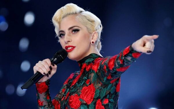 Леди Гага отменила несколько шоу из-за сильных болей