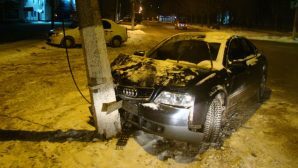 Легковушка мощно протаранила столб в Железногорске, водитель сбежал