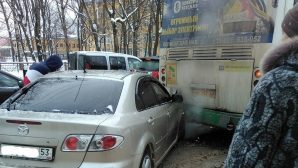 Мазда «догнала» пассажирский автобус в Великом Новгороде