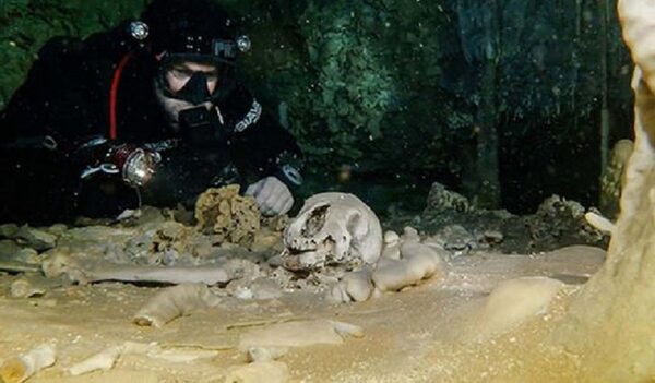 Микрочип обнаружен в человеческих останках возрастом 9 тысяч лет - шокирующая находка из подводной пещеры в Мексике