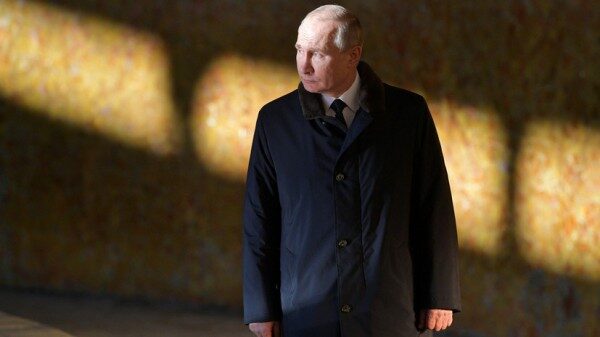 Песков: Путин минимизировал появления в публичных местах из-за простуды