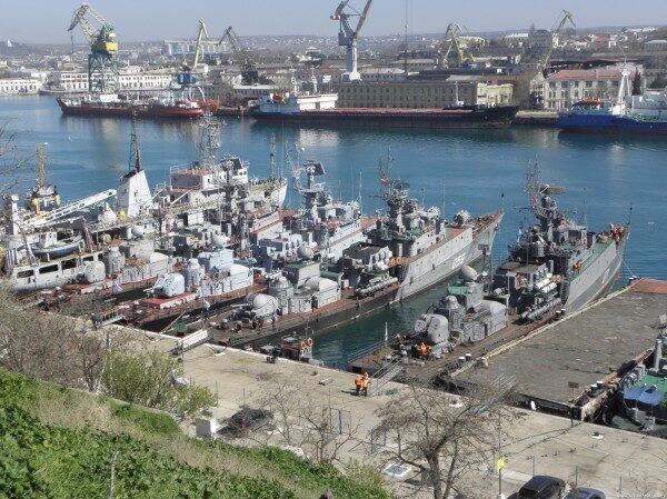 Порошенко: Украина примет свой флот из Крыма только вместе с полуостровом