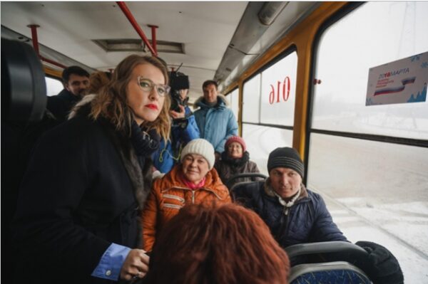 Приехавшая в Курск Ксения Собчак прокатилась на трамвае