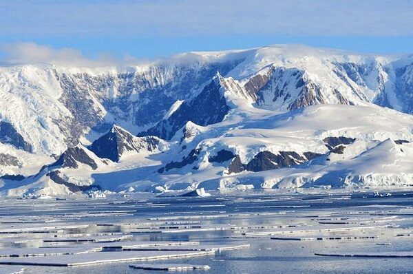 Тайны Антарктиды раскрываются: из-под ледяного покрова появилось гигантское сооружение