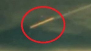 Туристы заметили в США НЛО, маскирующийся под самолёт