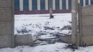 Водитель без прав врезался в забор в Петрозаводске – пострадали дети