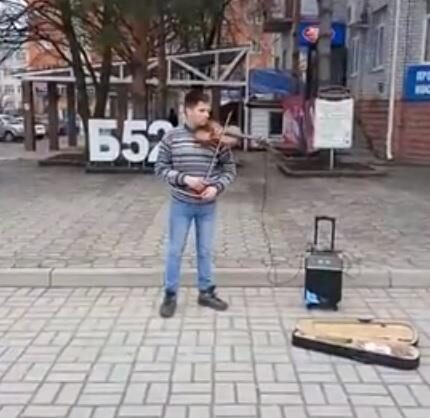Жителей Ставрополя поразил исполненный скрипачом на улице города саундтрек к фильму «Реквием по мечте»