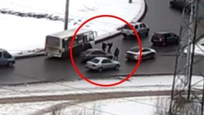 Драка водителей на кольце в Петрозаводске попала на видео