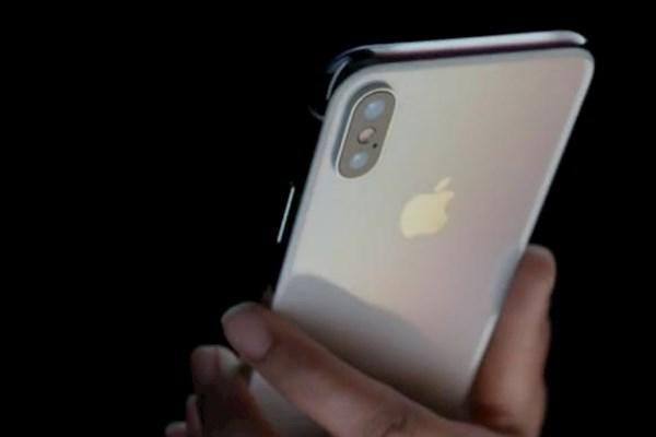 iPhone X открыл портал в другой мир — соцсети в восторге