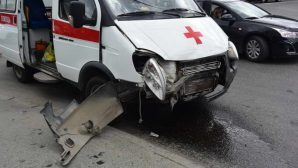 Машина скорой помощи попала в ДТП в Великом Новгороде