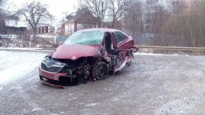 На трассе М-2 «Крым» КамАЗ протаранил «Шкоду»: пострадал водитель