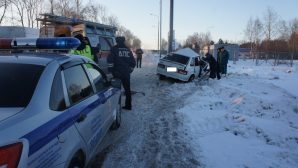 Под Нижним Тагилом ВАЗ влетел в столб: водитель погиб, машина всмятку
