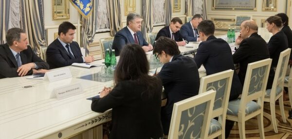 Порошенко и глава МИД Франции обсудили ситуацию на Донбассе