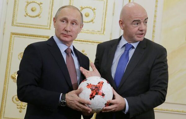 Путин и легенды футбола отчеканили мячом 100 дней до старта ЧМ на видео от ФИФА