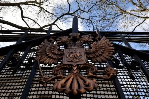 Российские дипломаты, высылаемые из Великобритании, покинули посольство РФ