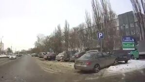 В Липецке автомобиль влетел сразу в три припаркованные машины