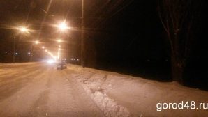 В Липецке автомобиль вылетел с дороги у Октябрьского моста