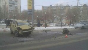 В Оренбурге молодой водитель врезался в столб: двое пострадали
