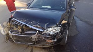 В Пскове две иномарки не поделили дорогу: пострадал водитель