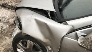 В Великом Новгороде столкнулись ВАЗ и Honda: пострадал водитель