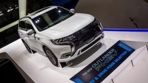 В Женеве показали обновленный гибридный Mitsubishi Outlander PHEV